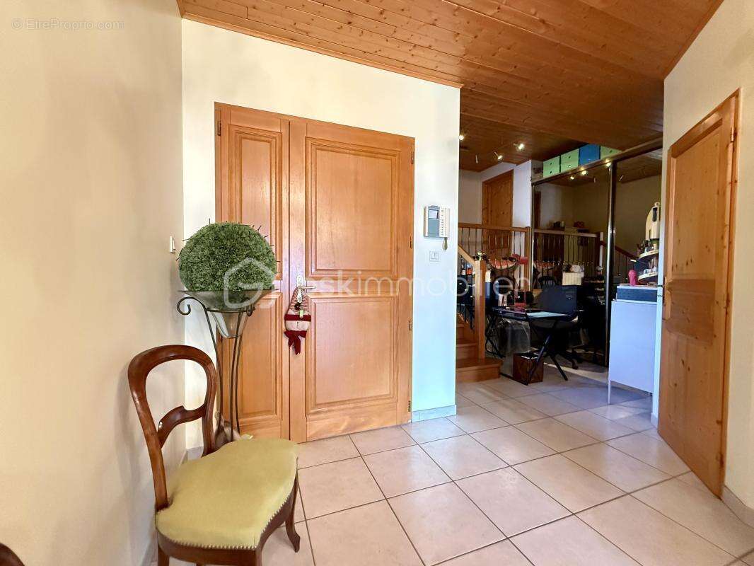 Villa de caractère 152 m² -  3 chambres + 4ème chambre possible -  vue panoramique chartreuse et vercors - garage 79 m² — terrai - photo 2