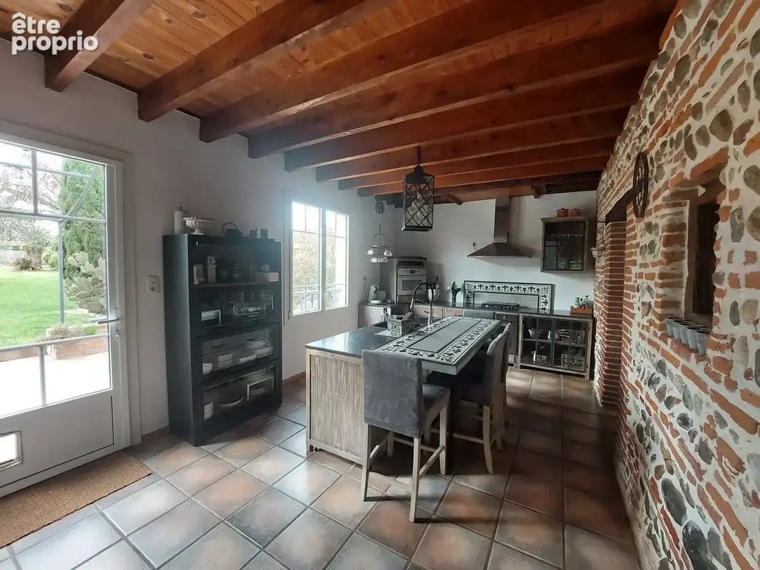 Maison de ville 7 pièces de 240 m2 avec jardin paysager, piscine et dépendances - photo 8