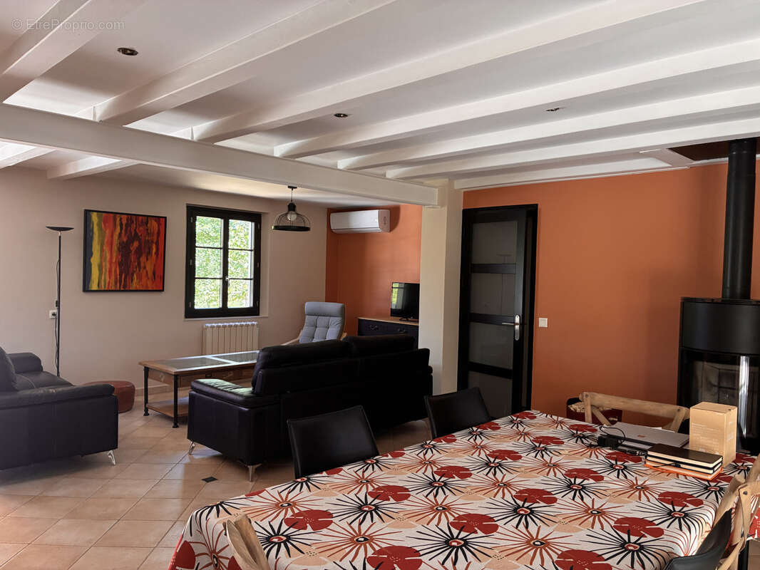 Maison de plain-pied de 156 m2 avec piscine, garage et terrain arboré - photo 3