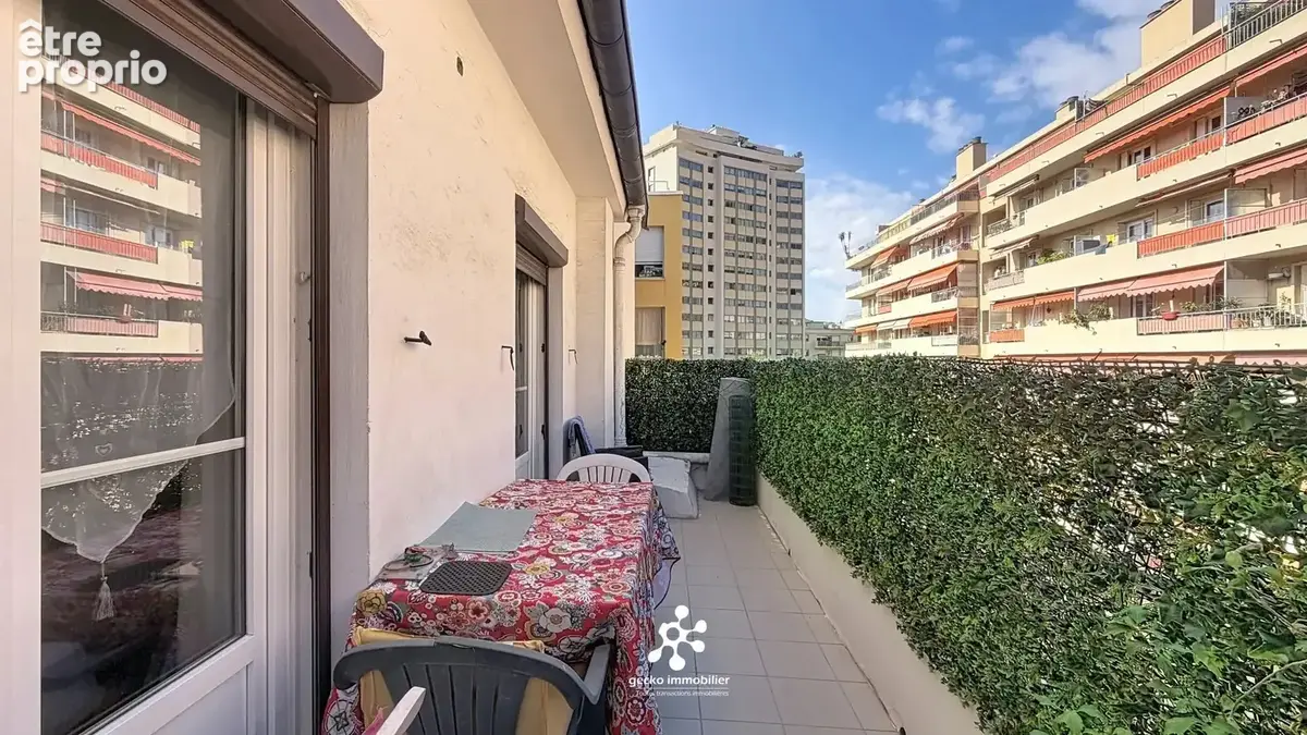 Saint-Roch – 3 pièces dernier étage traversant avec balcon filant et terrasse - photo 1
