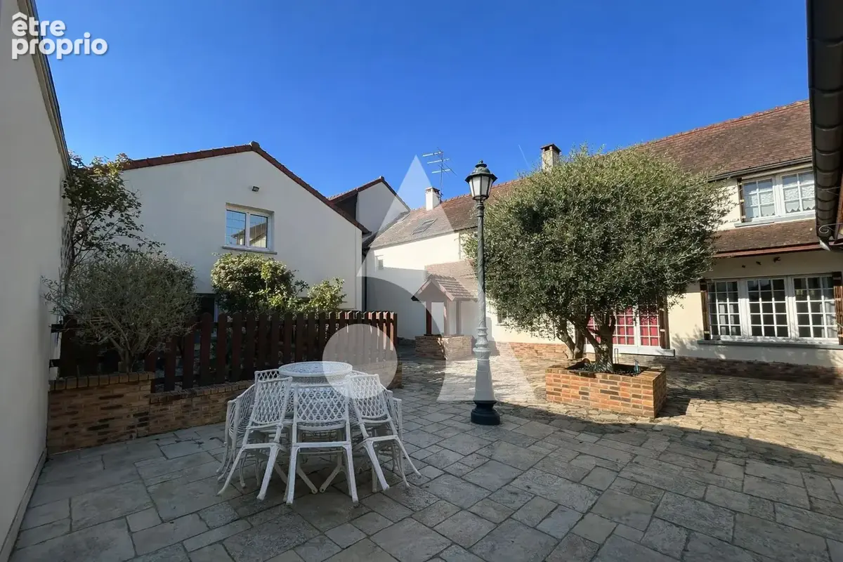 Entrepôt de plus de 250 m² + 2 Maisons - photo 5