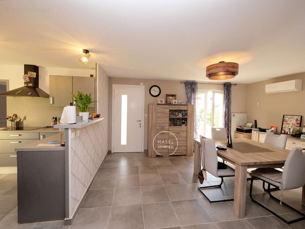 Villa en parfait état avec piscine, garage et grand jardin avec dépendance - photo 8