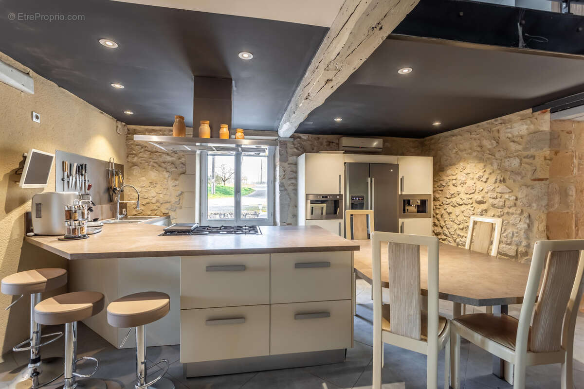 Propriété de campagne avec piscine, dépendances, garage et terrain - photo 6