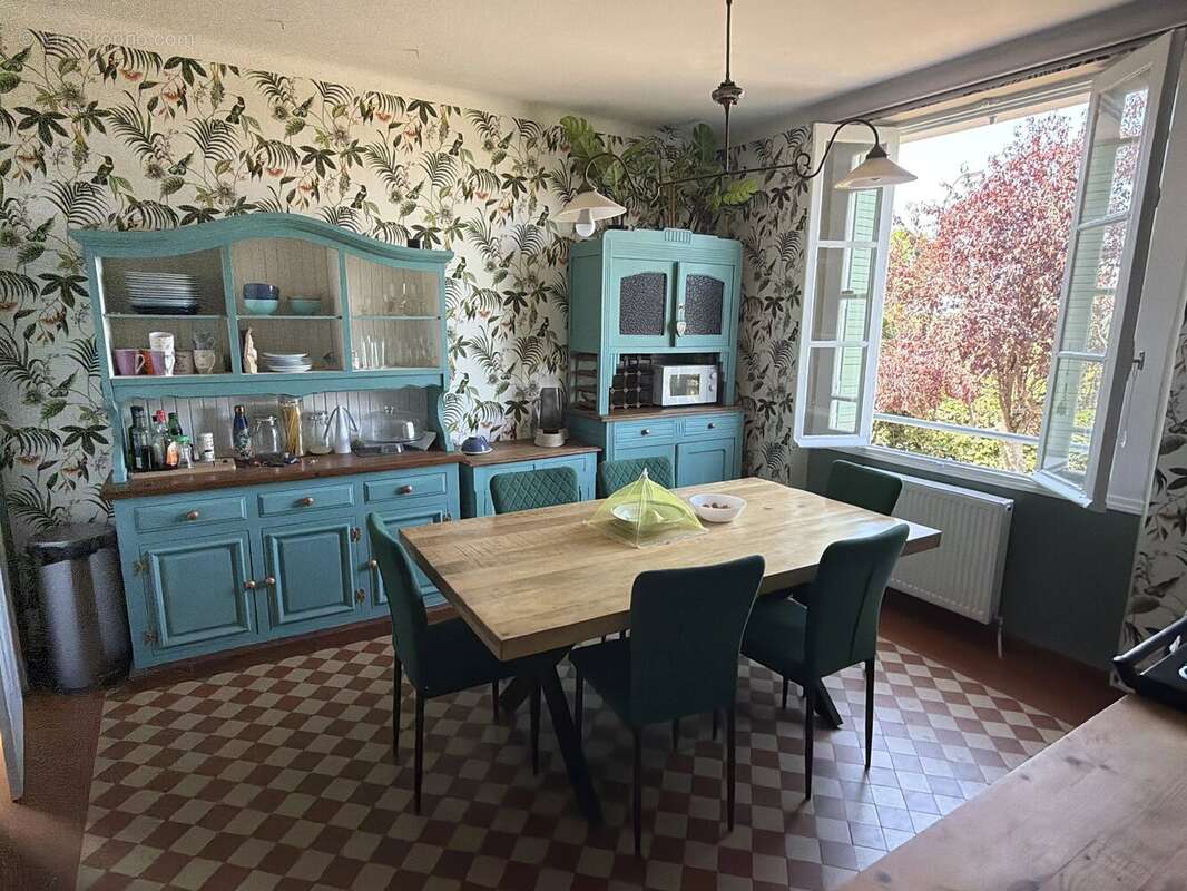 Maison individuelle rénovée de 4 chambres, située à la lisière d'une ville animée - photo 2