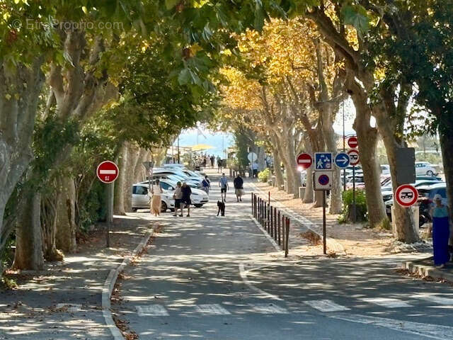 Commerce à LA CROIX-VALMER