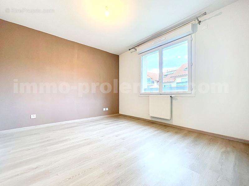 Appartement_T3_Saint_Cergues_proche_frontière_Suisse_DOUANE_TRAM_CEVA_LEMAN_EXPRESS_GENEVE_VOIE_VERTE_secteur_calme_cuisine_moderne_équipée_ouverte_Séjour_Saleve_Vue_Dégagée - Appartement à SAINT-CERGUES