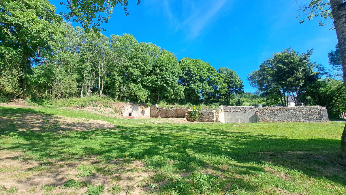 Terrain à CHARBONNIERES-LES-VARENNES