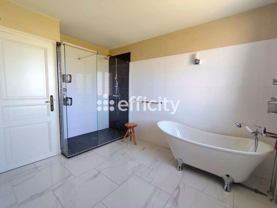 Maison 173 m² à La Vergne  - photo 18