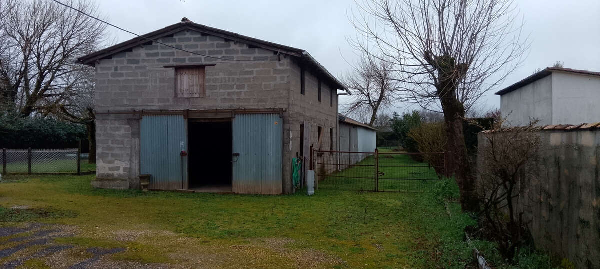 Maison à SAINT-MEDARD-DE-GUIZIERES