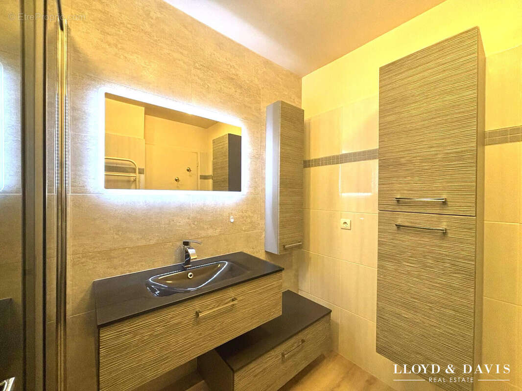 Salle de douche - Appartement à CIBOURE