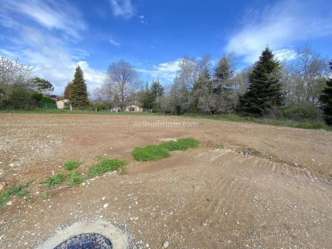 Terrain à LA CHAPELLE-DE-LA-TOUR