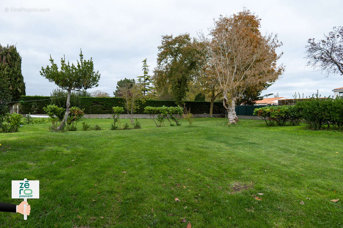 Terrain à CHAMPAGNE-LES-MARAIS
