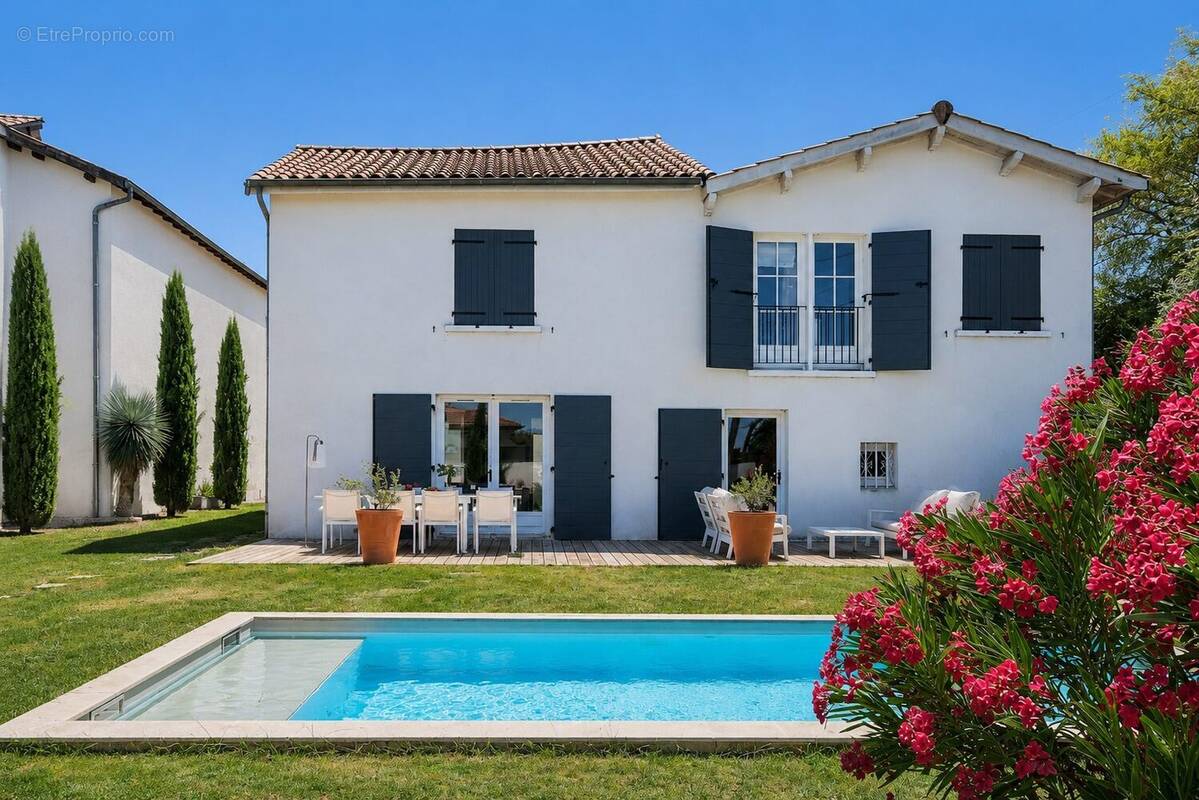 Maison 267 m² à Saint-Genis-Les-Ollieres  - photo 9