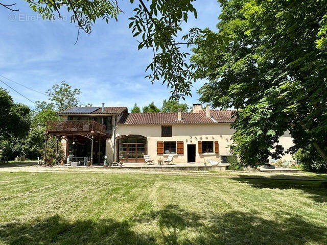 façade - Maison à VIC-FEZENSAC