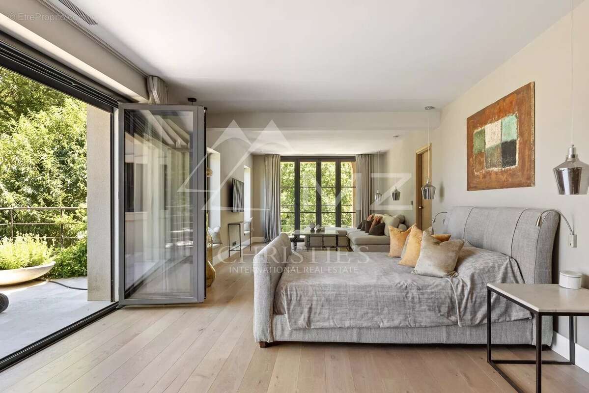 Maison à CHATEAUNEUF-GRASSE