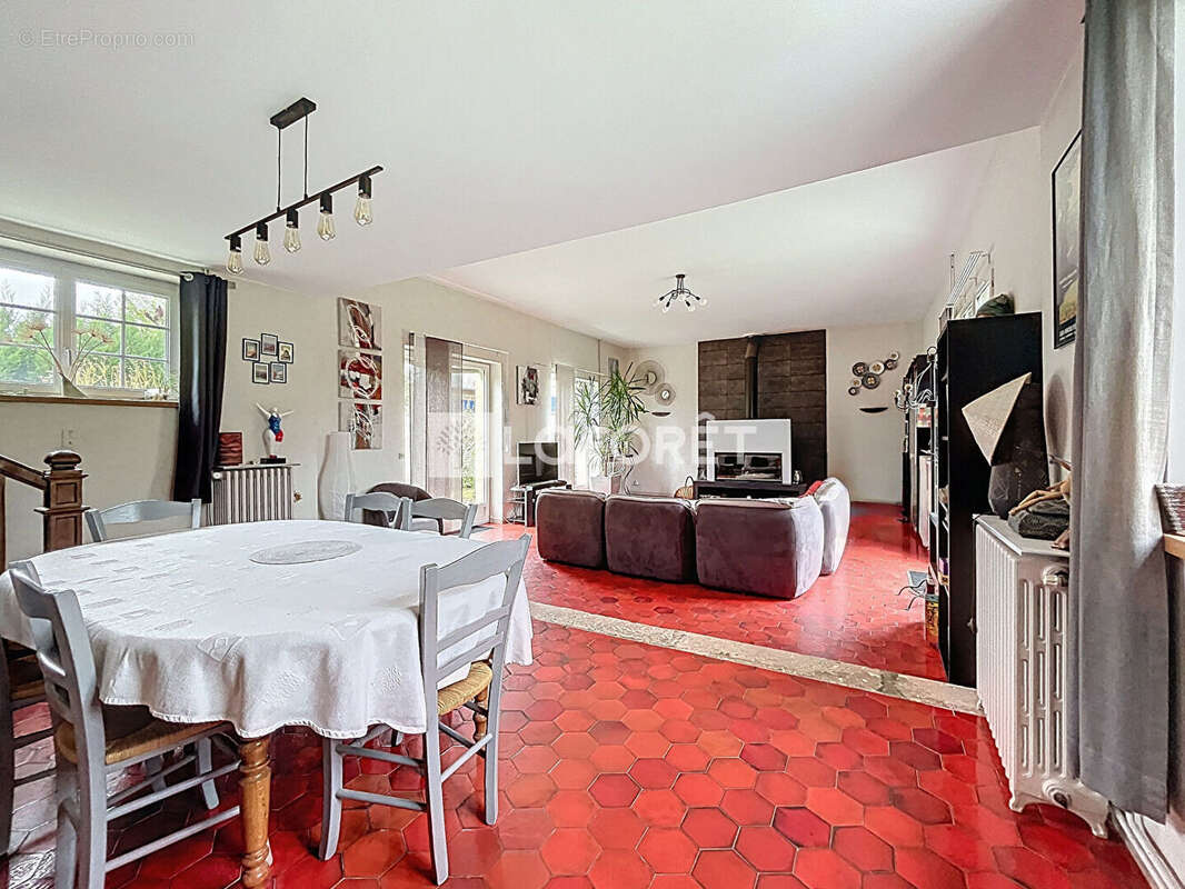 Maison à COURCELLES-SUR-SEINE