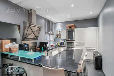 Commerce à PARIS-8E