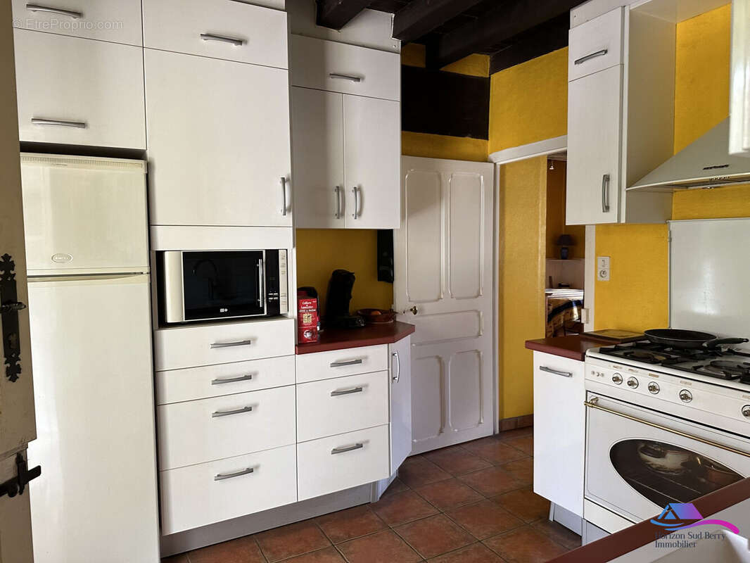 cuisine   - Maison à SAINT-ELOY-D&#039;ALLIER