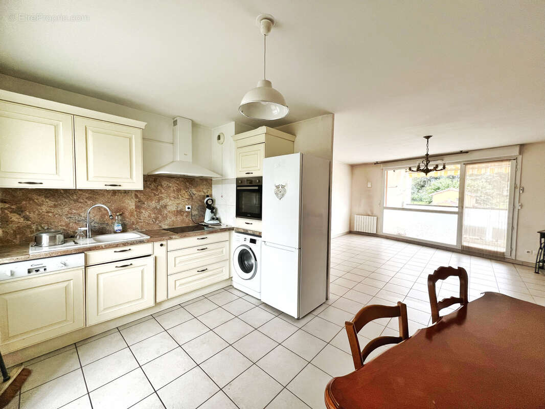 Appartement à PIERRE-BENITE