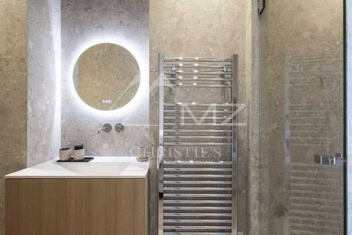 Cannes Croisette - Appartement 4 Pièces rénové - Vue mer - Etage élevé - photo 11