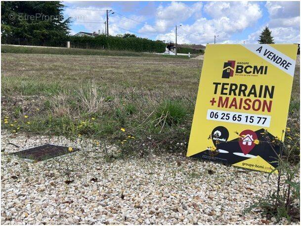 Terrain à CHAMPNIERS