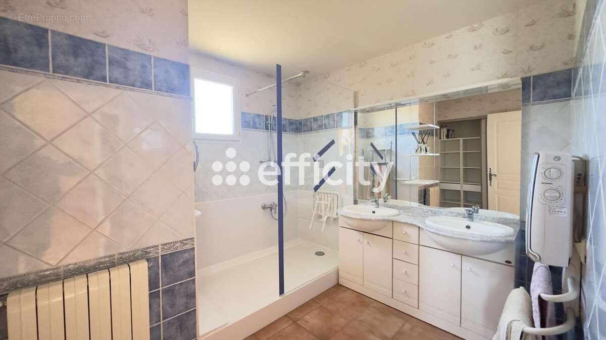 Maison à SAINT-LAURENT-DE-CARNOLS