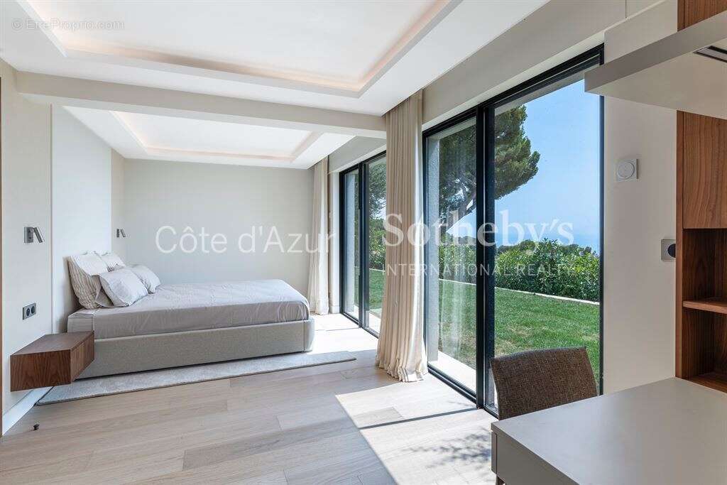 Villa contemporaine de 256 m² avec vue panoramique sur Monaco, piscine et cinq suites - photo 15