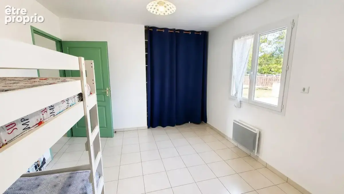 – Maison récente À Vendre avec piscine, photovoltaïque et terrain plat de 1 040 m² - photo 11