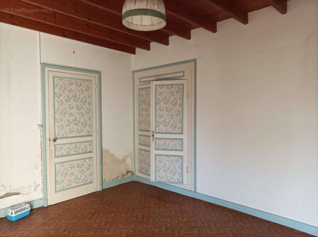 Appartement à VILLEBOIS-LAVALETTE