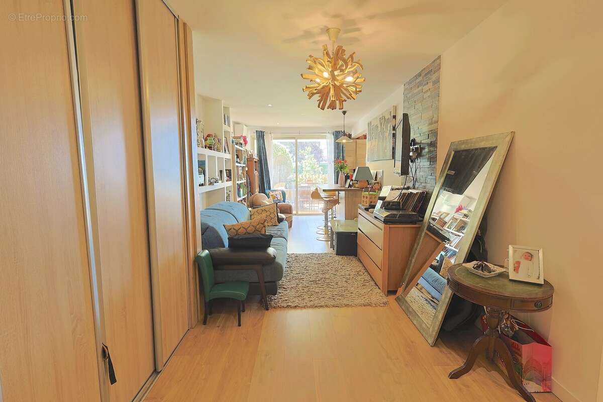 Rare à la vente – Superbe 2 pièces en rez-de-jardin avec 80 m² d’extérieur dans résidence de standing avec piscine - photo 6