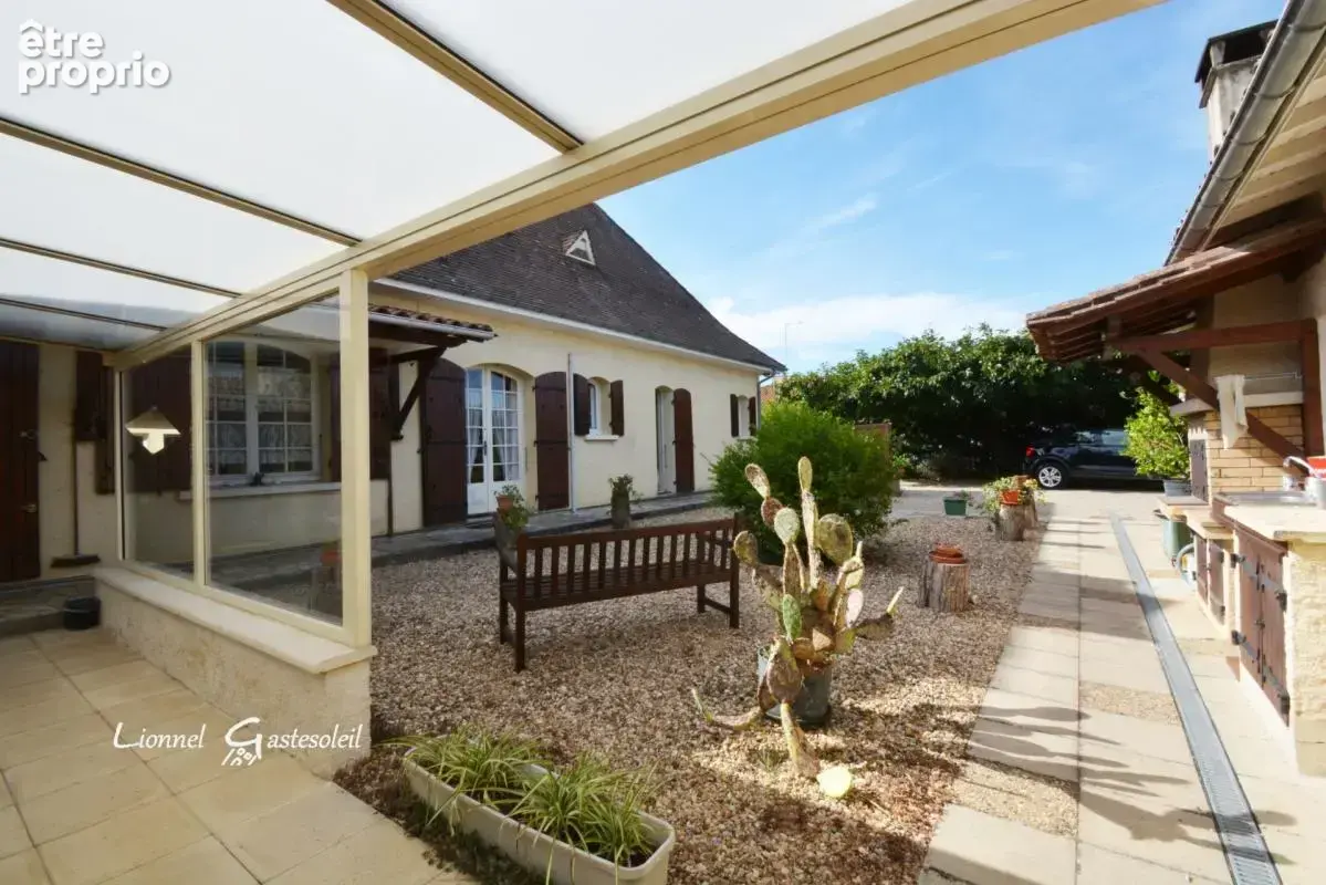 Périgourdine idéalement située 5 chambres sur un beau terrain Paysager à Pineuilh (33) - photo 25