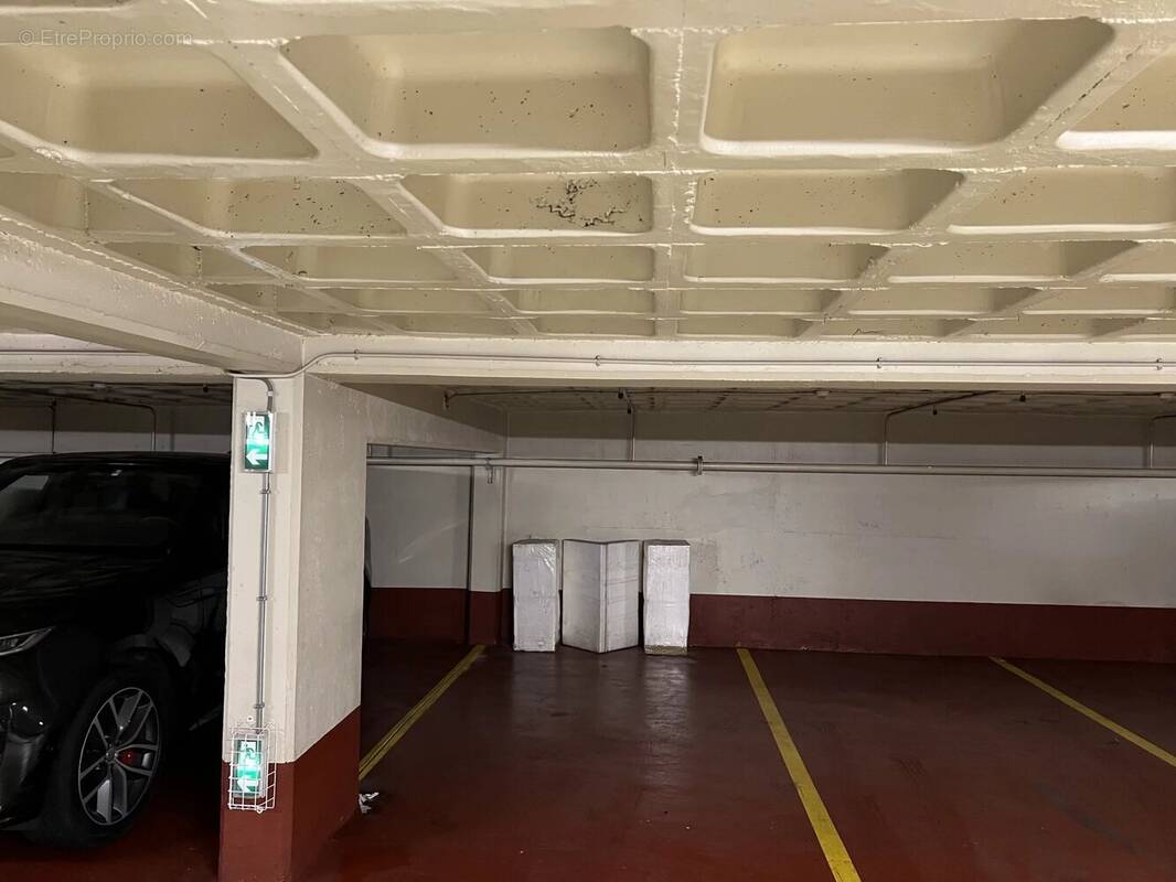Parking à PARIS-16E