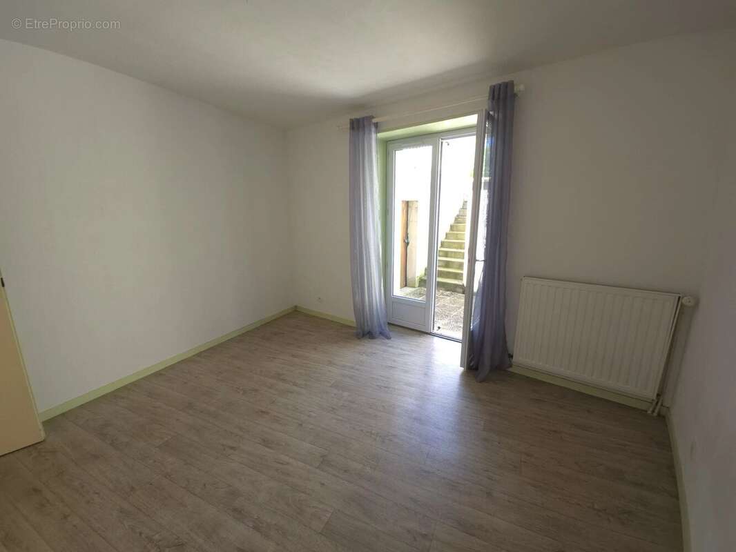 Maison en pierre avec jardin et garage - photo 7