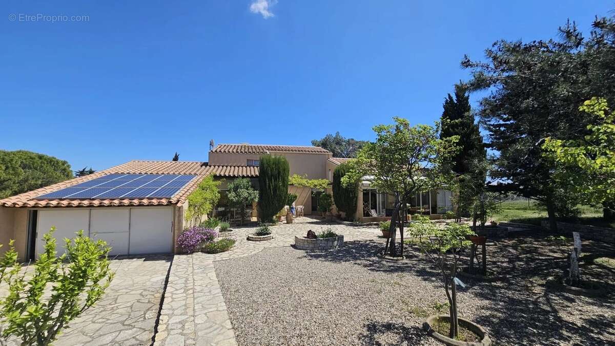 VILLA sur + de 7400m2 de terrain avec PISCINE - photo 2