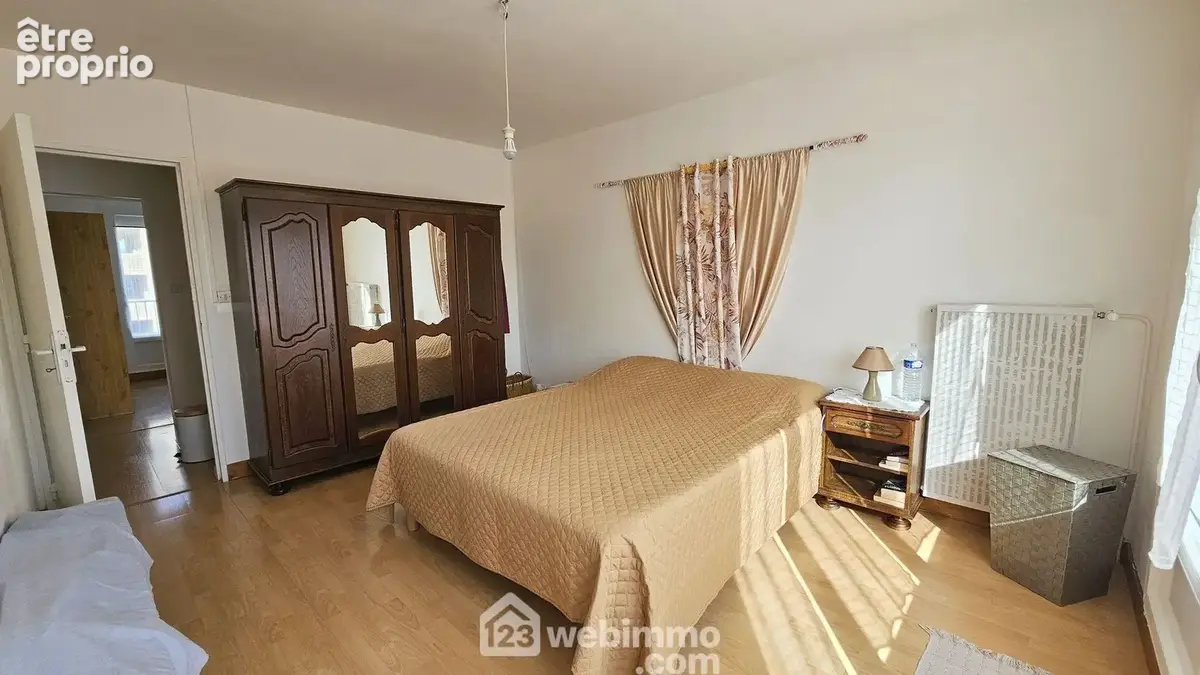 Une autre vue de la chambre avec son balcon.