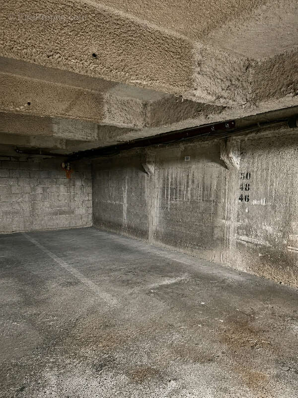 Stationnement sécurisé - Hyper centre - Sous le Saint-Sébastien - photo 2