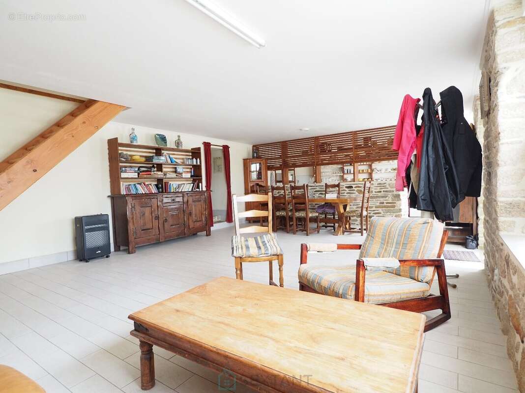 Remungol - Immeuble 157 m² + 50 m² complémentaires avec petit espace jardin intérieur - photo 5