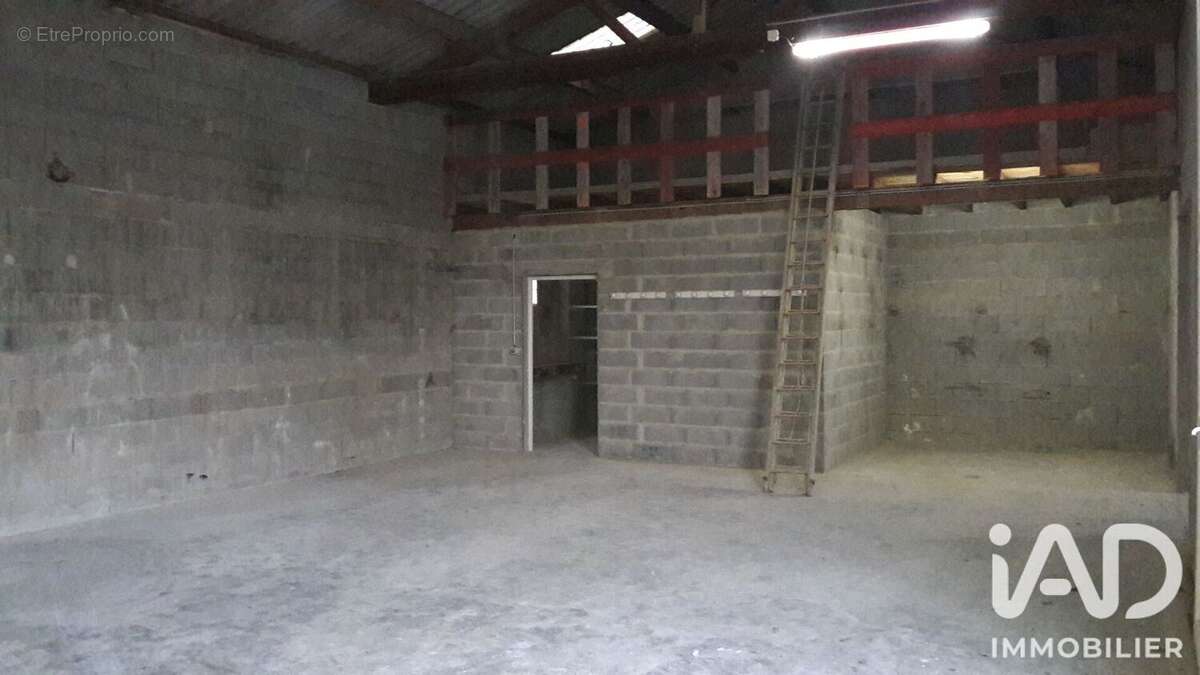 Commerce 320 m² à Saint-Pardoux  - photo 2