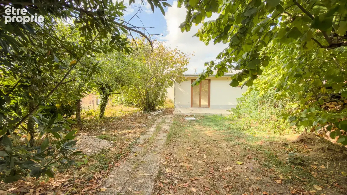 Maison à rénover avec une dépendance aménagée en fond de parcelle. - photo 10