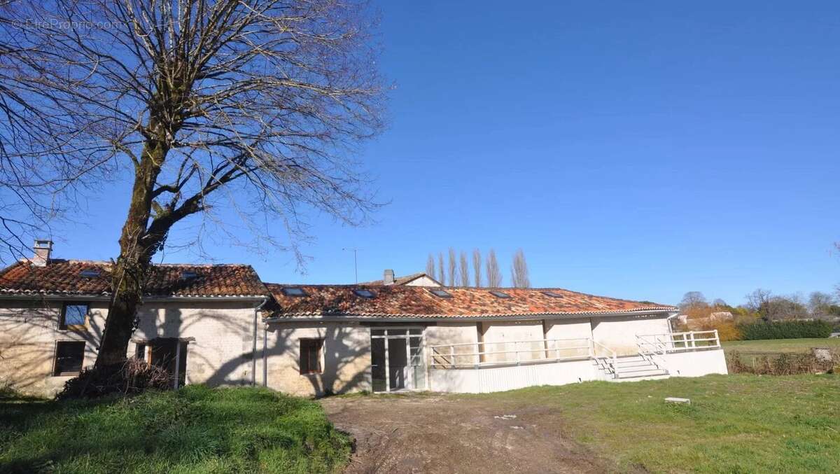 Maison à VILLEBOIS-LAVALETTE