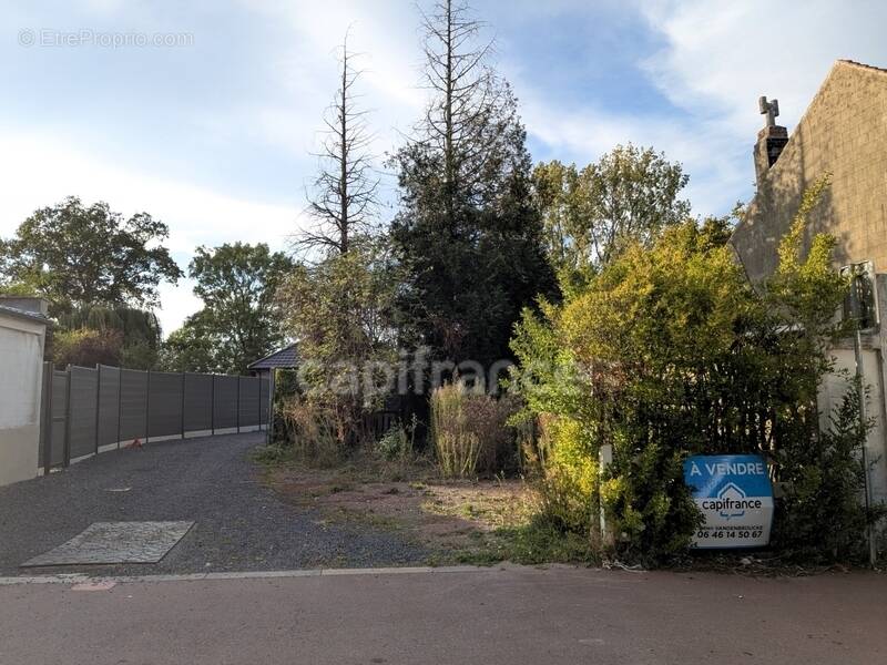 Terrain à NEUVILLE-EN-FERRAIN