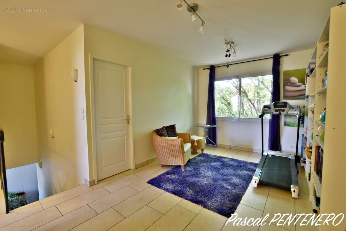 Volumes, lumière et sobriété énergétique : la maison familiale que vous attendiez à DECINES CHARPIEU (69) - photo 18