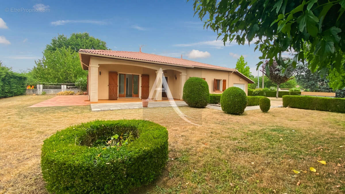 Maison de plain-pied avec jardin paysagé et dépendance à Saint-Vite - photo 5