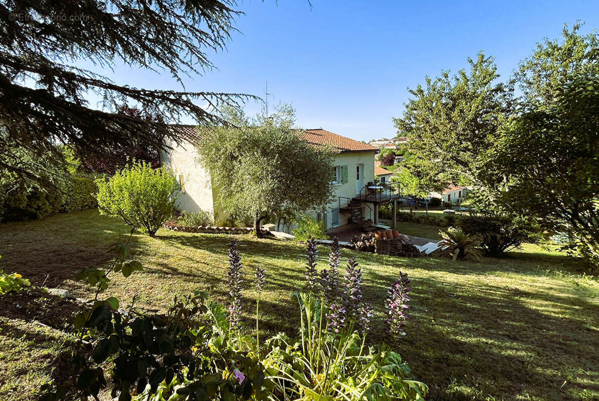 Maison à MONTMOREAU-SAINT-CYBARD