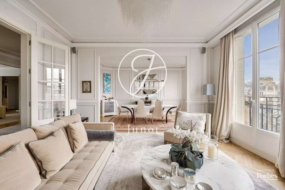 Appartement à PARIS-16E