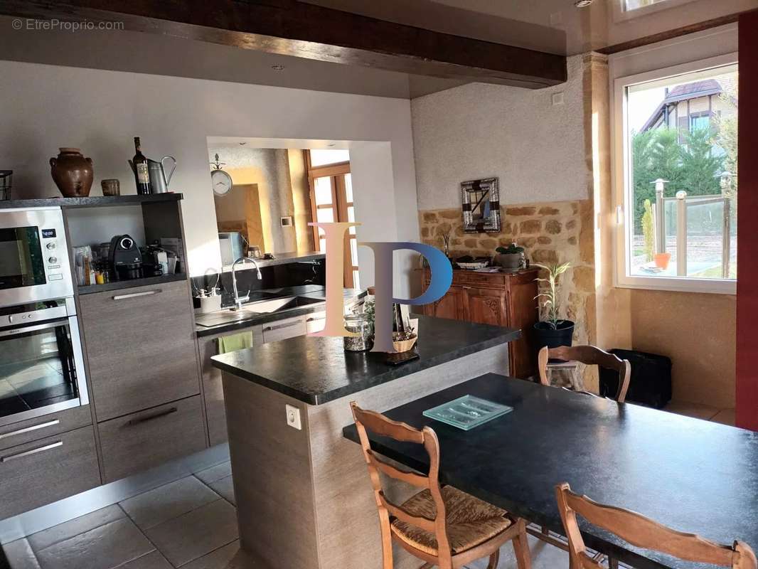 Maison à POUILLY-SOUS-CHARLIEU