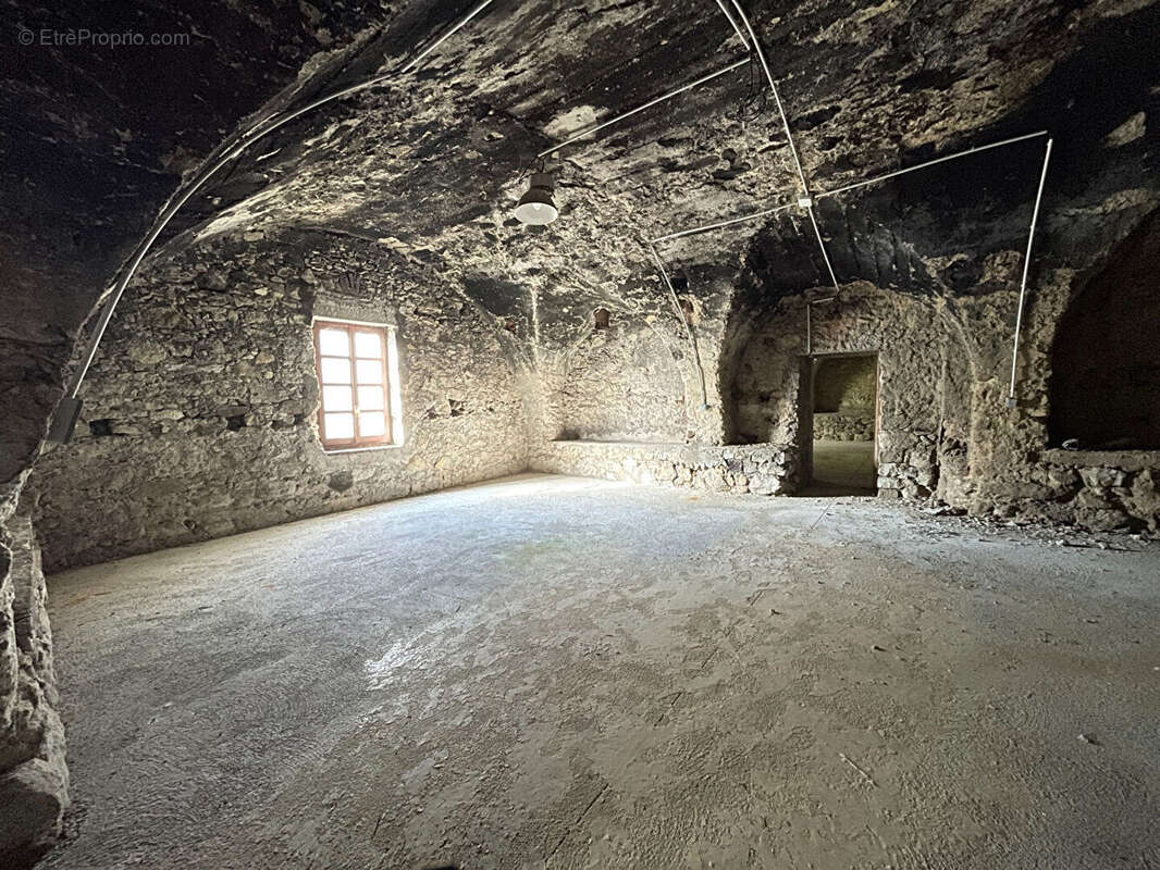 Commerce à L&#039;ESCARENE