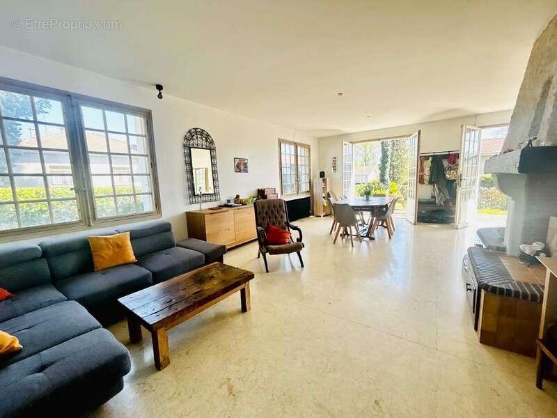 Maison 158 m², terrasse exposee sud, terrain clos de 593 m², 4 chambres, garage, cave, pompe a chaleur, panneaux solaires, charp - photo 5
