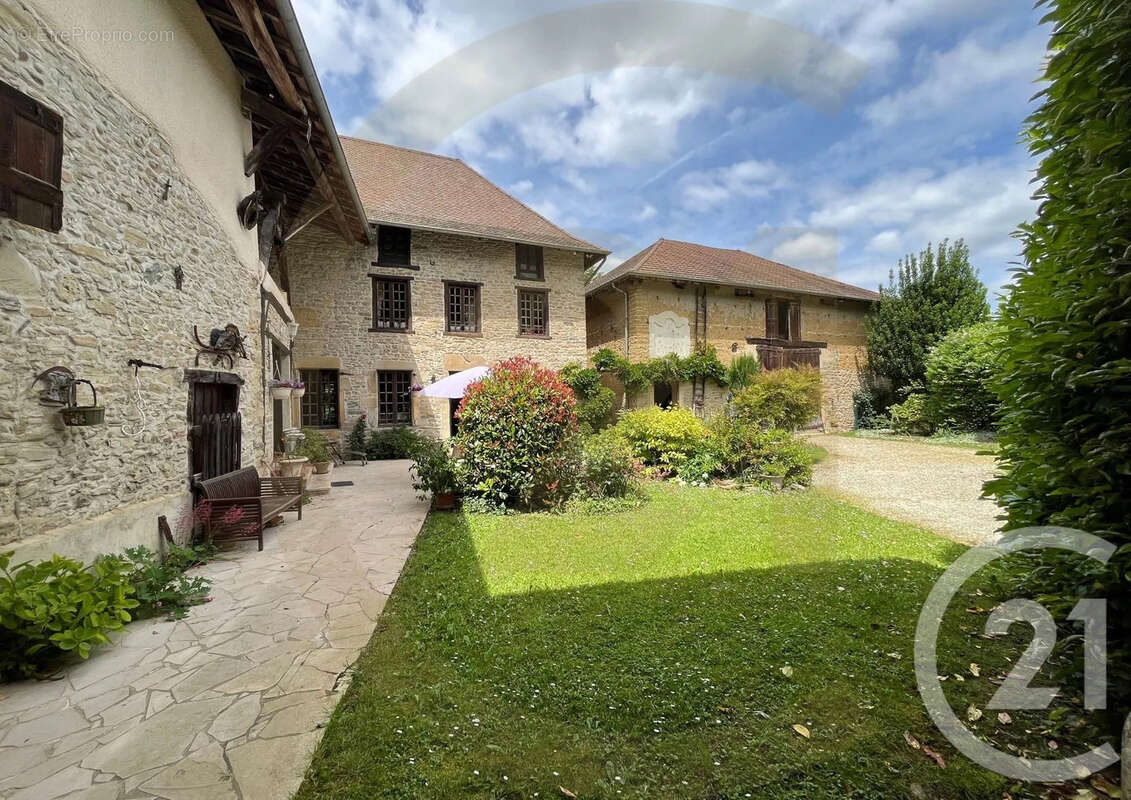 Maison à MAUBEC