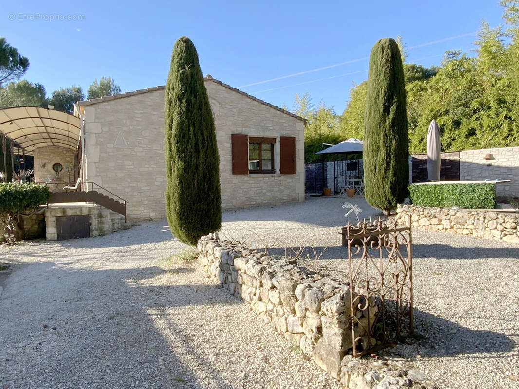 Charmante villa de plain pied sur un beau terrain arboré avec piscine. - photo 2
